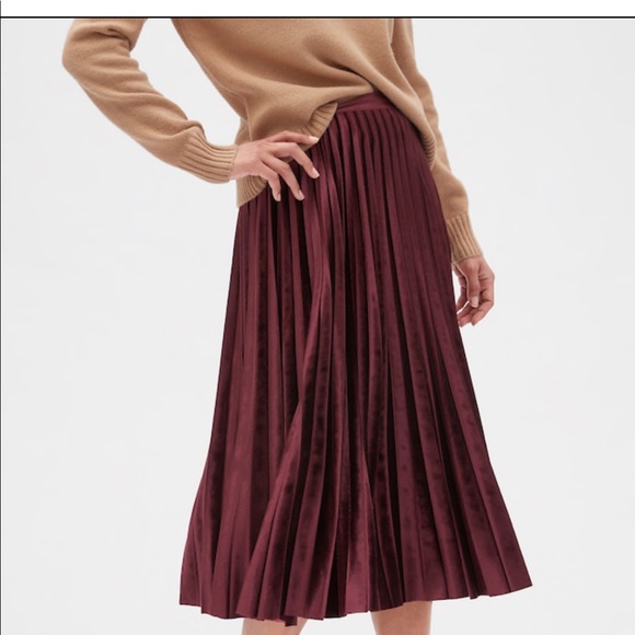 H&M Dresses & Skirts - Pleated Skirt